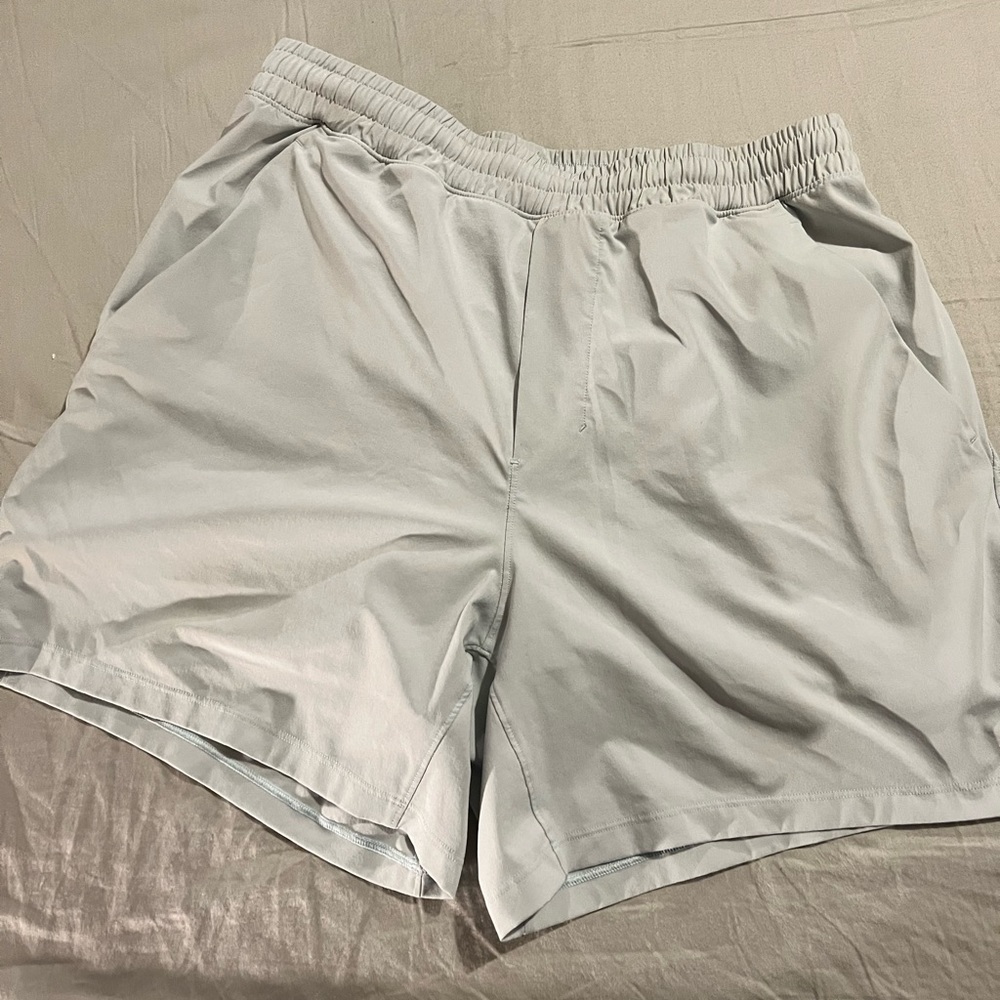 Lululemon White Lined Pacebreaker. Medium 5”